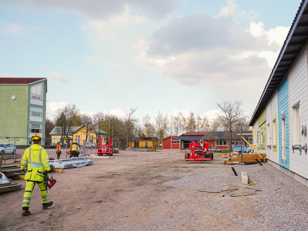 Vy på gården och moduldaghemmet i byggnadsskede