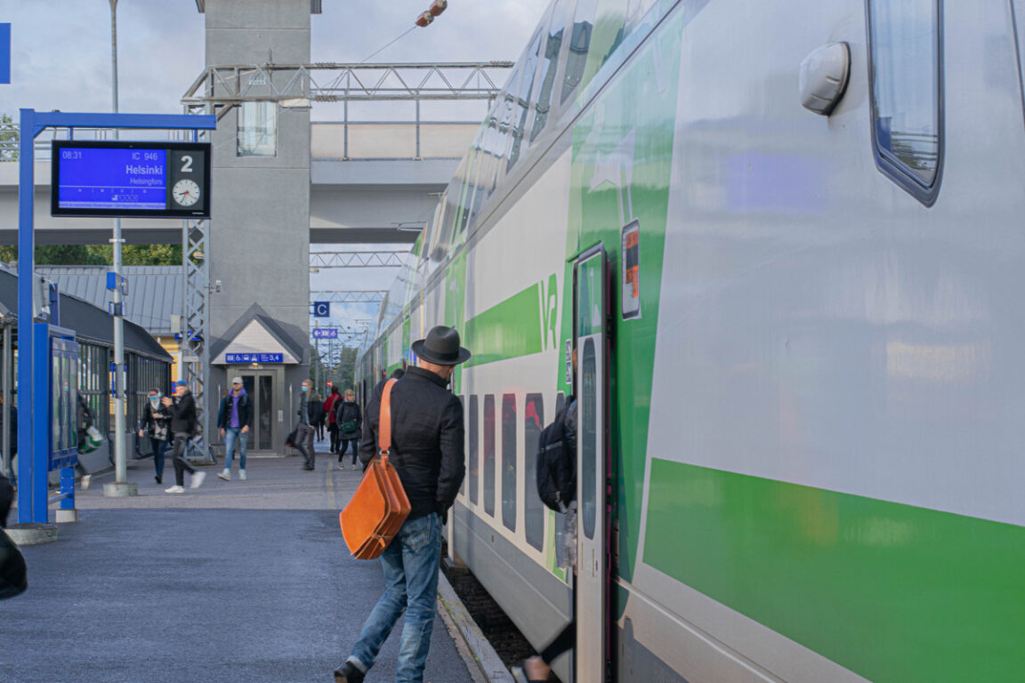 En passagerare stiger ombord ett IC-tåg på Karis tågstation