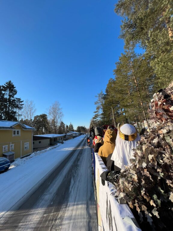 Abirekka kulkee pitkin katua kyydissään abiturientteja.