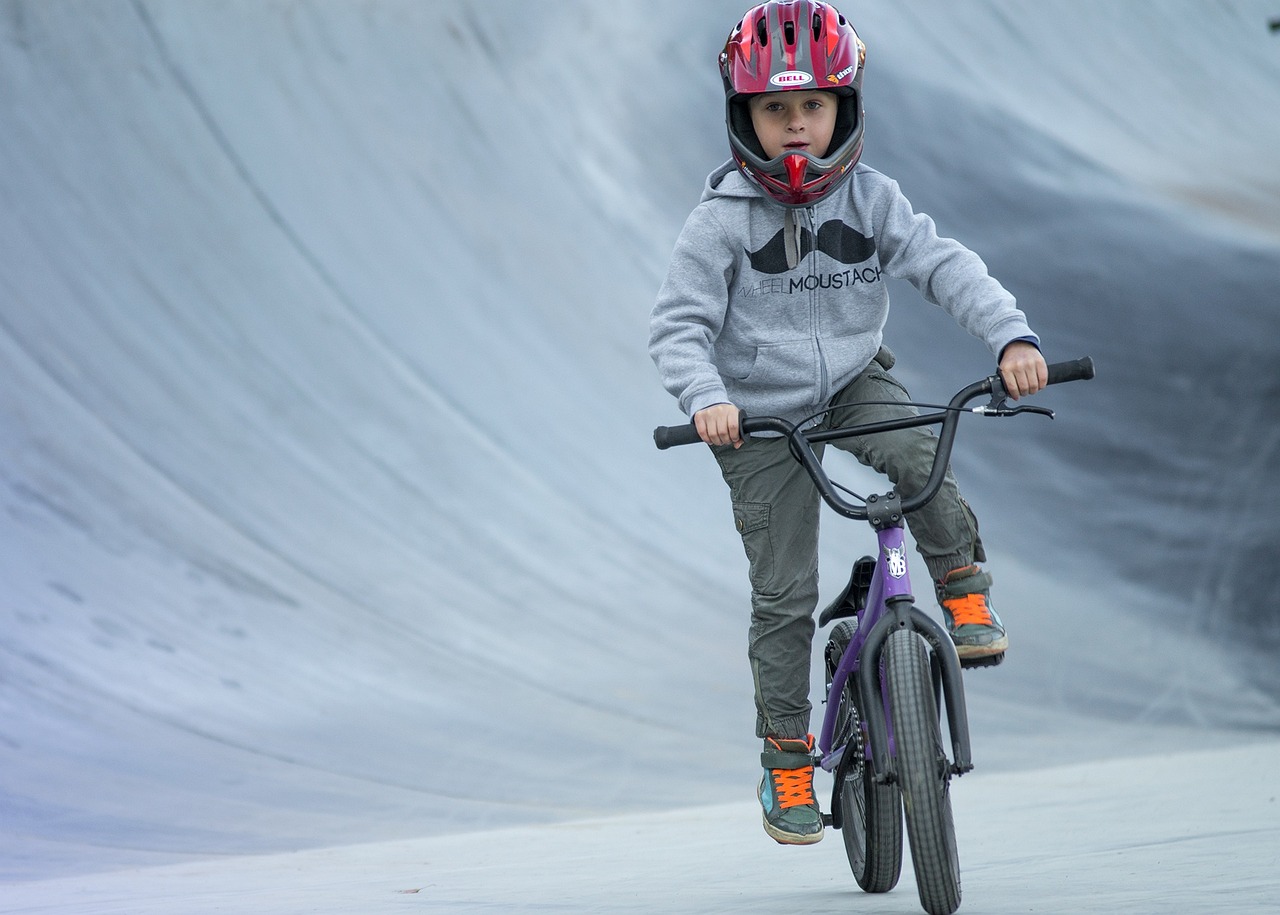 Pojke som cyklar på pumptrack bana.